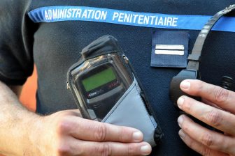 La France met en pratique le bracelet d’éloignement pour les hommes violents.